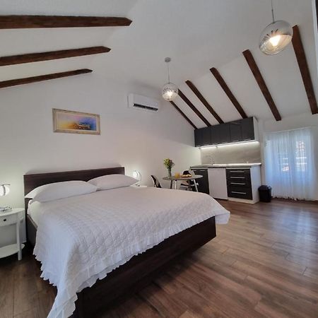 Studio Apartment Rosalie สปลิท ภายนอก รูปภาพ