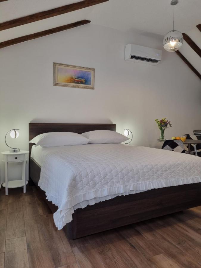Studio Apartment Rosalie สปลิท ภายนอก รูปภาพ