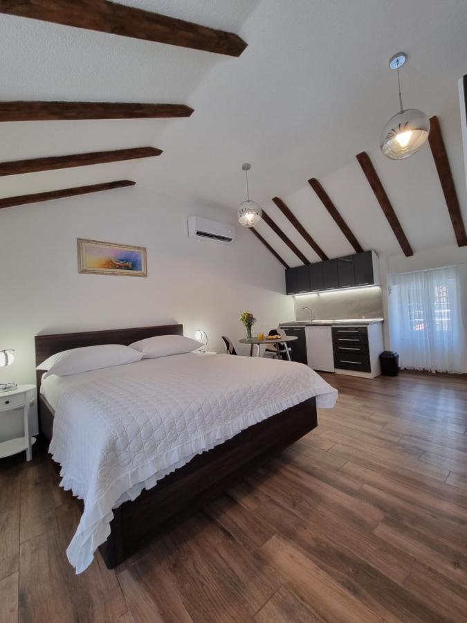 Studio Apartment Rosalie สปลิท ภายนอก รูปภาพ