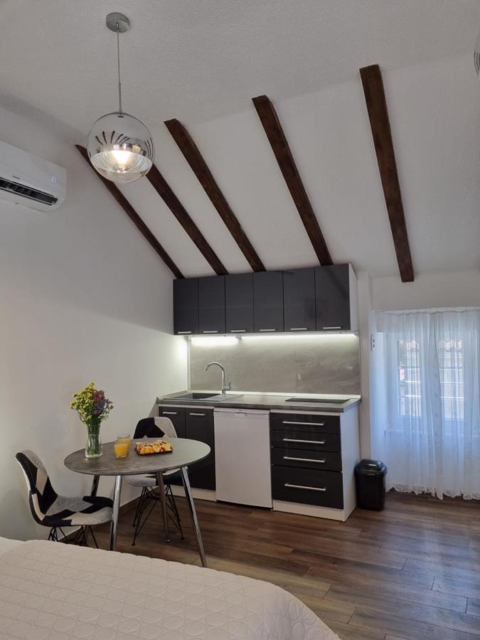 Studio Apartment Rosalie สปลิท ภายนอก รูปภาพ