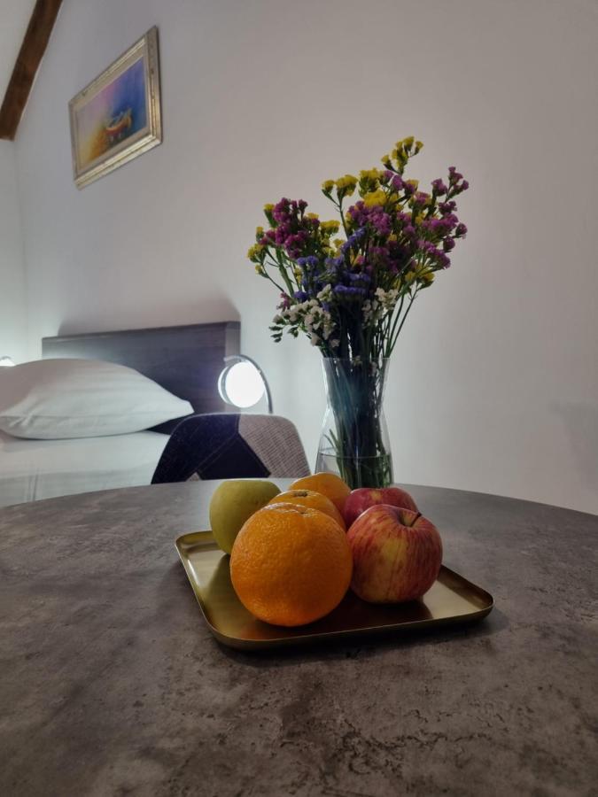 Studio Apartment Rosalie สปลิท ภายนอก รูปภาพ